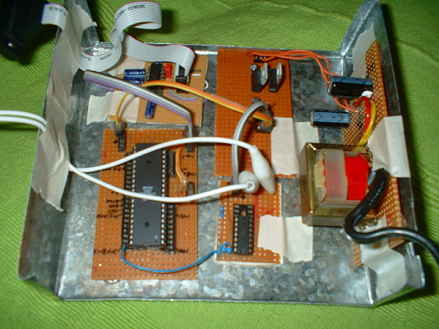 Einblick in die Schalttafeln, Platinen, Schaltkreise und Chips einer Temperatur-Regelung in einem offenem Gehäuse.